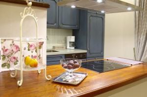 Ferienwohnung Zauberhaft - Kochblock in der Küche mit Detailaufnahmen von Obstschalen