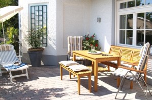Ferienwohnung Zauberhaft - Terrasse mit Sonnenliege, Liegestühlen, Tisch und Bänken